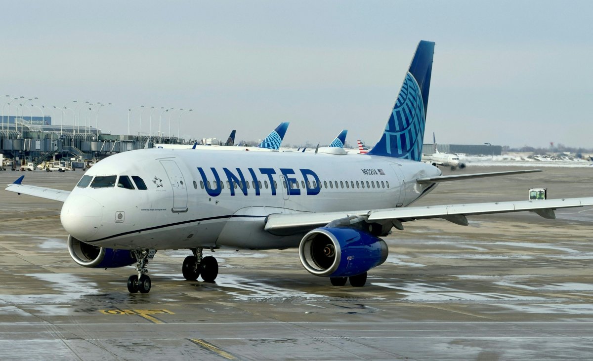 United Airlines plane engine reportedly catches fire before takeoff in Chicago